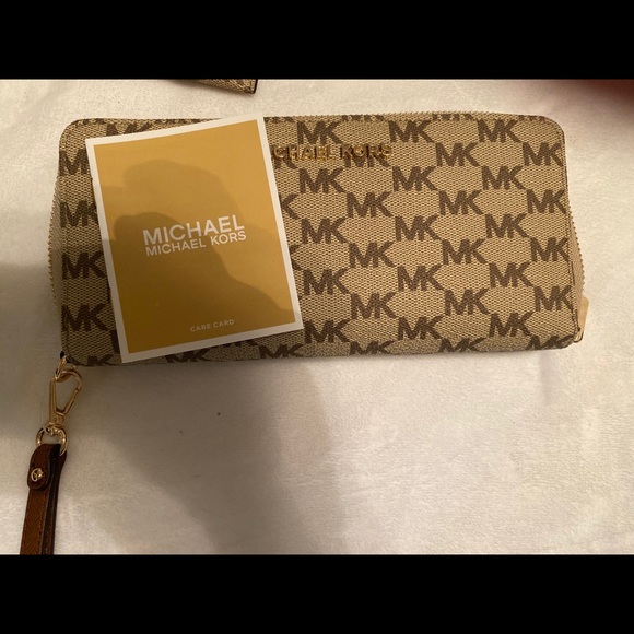 Brand new Authentic Michael Kors wallet - Picture 4 of 8